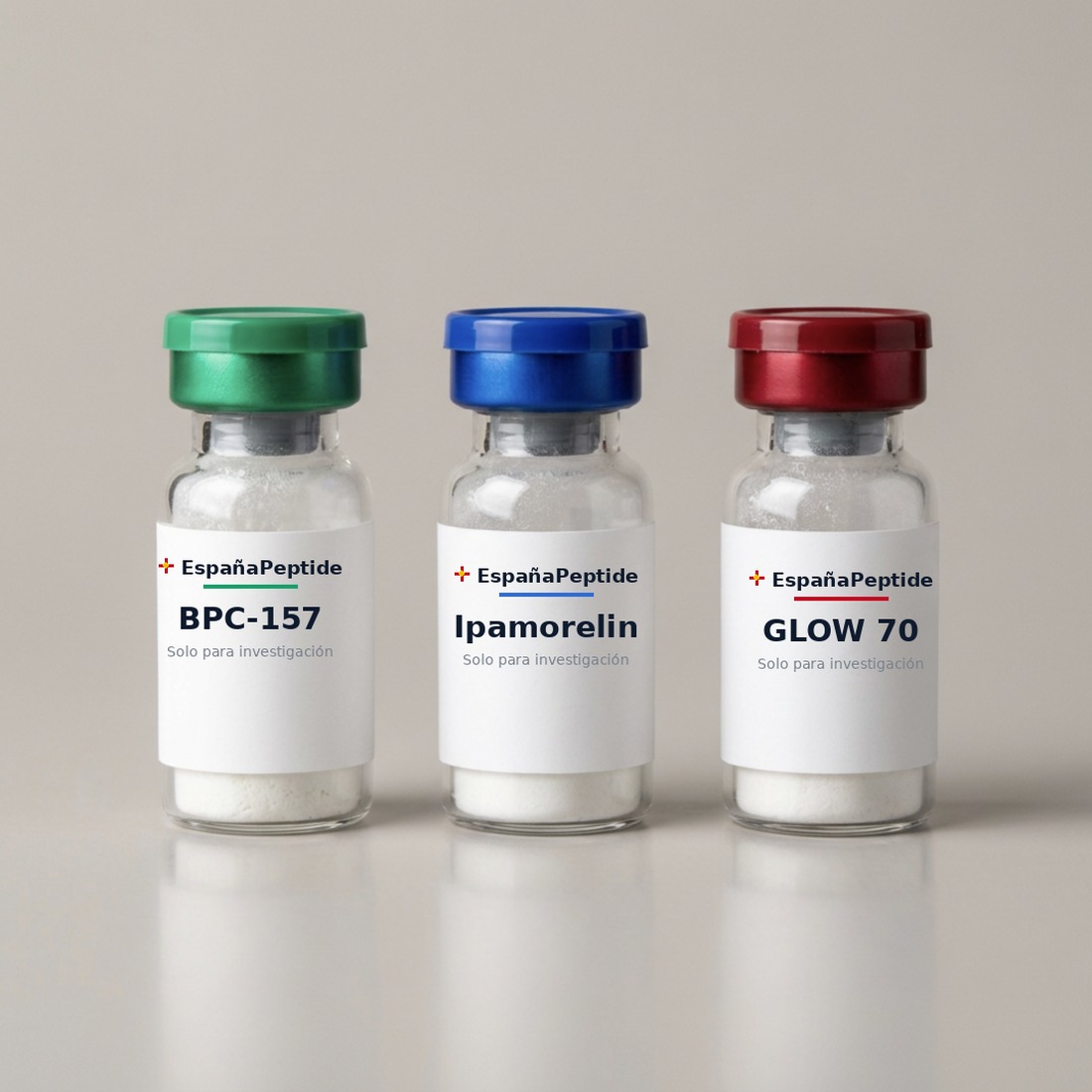 Tres viales de péptidos de investigación de EspañaPeptide con tapones por colores
